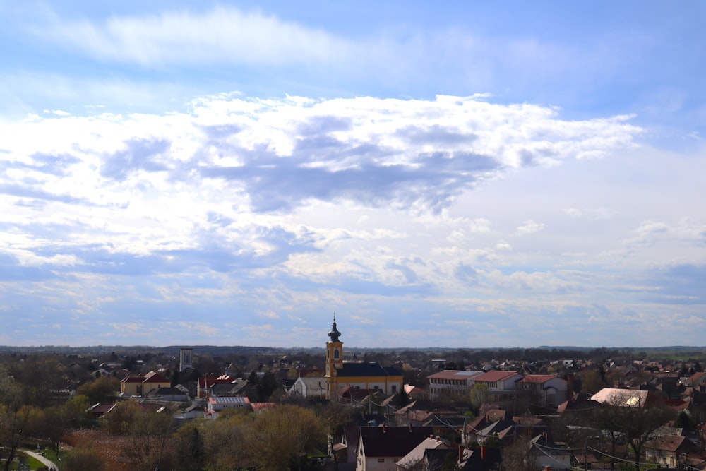 Una vista de una ciudad con una torre del reloj