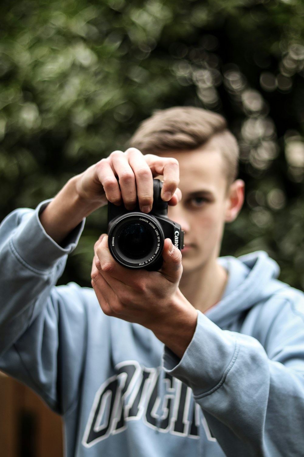 Un homme prenant une photo avec un appareil photo