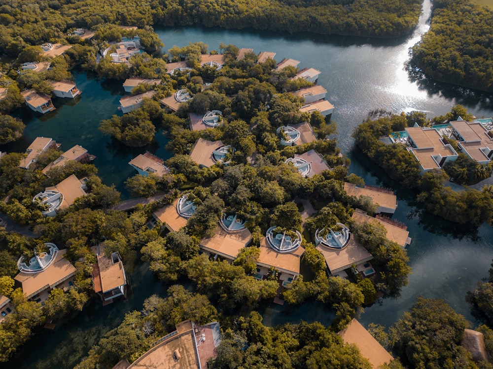 una vista aerea di un resort circondato da alberi