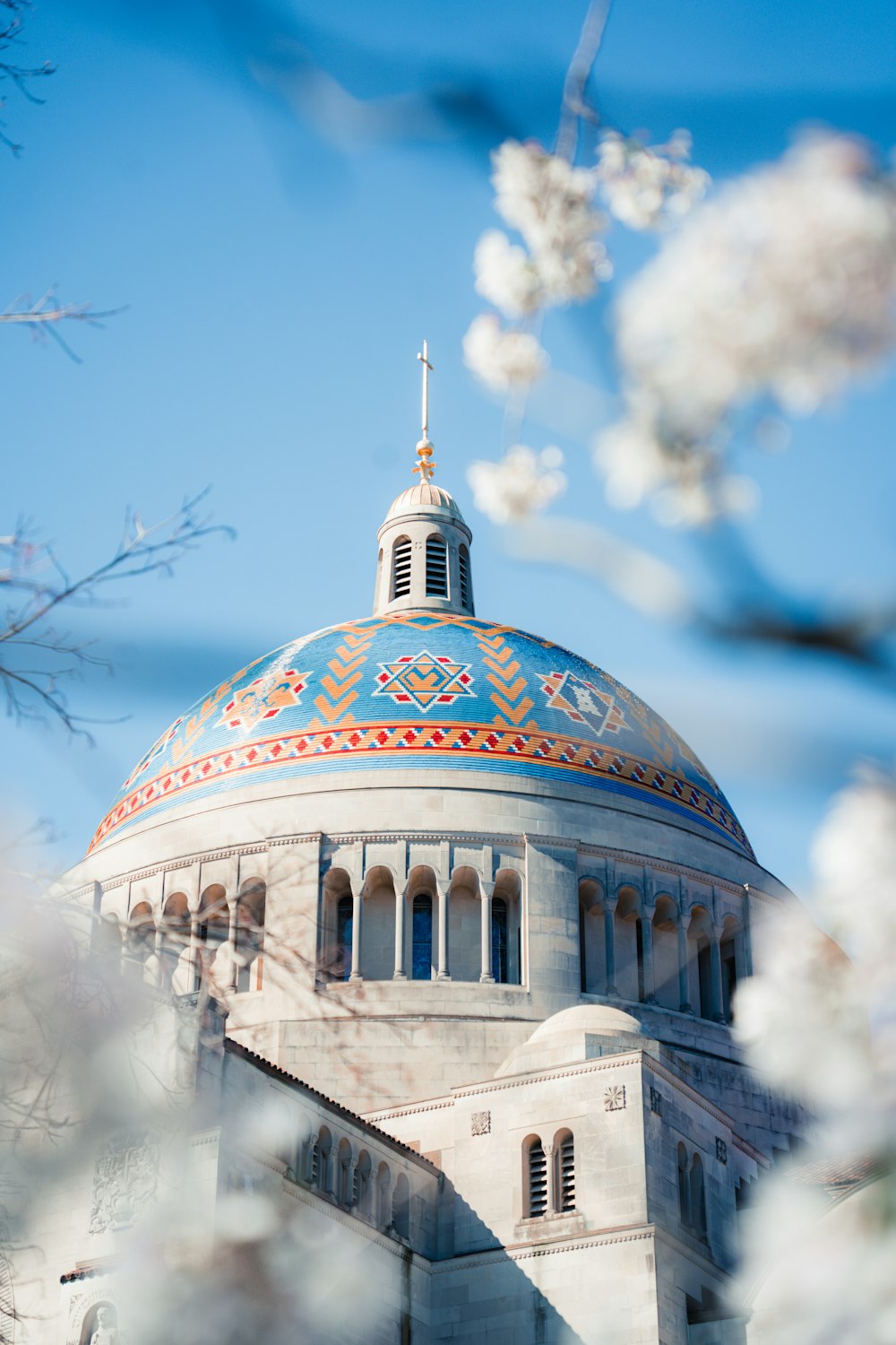 Una cupola in cima a un edificio con un cielo blu sullo sfondo