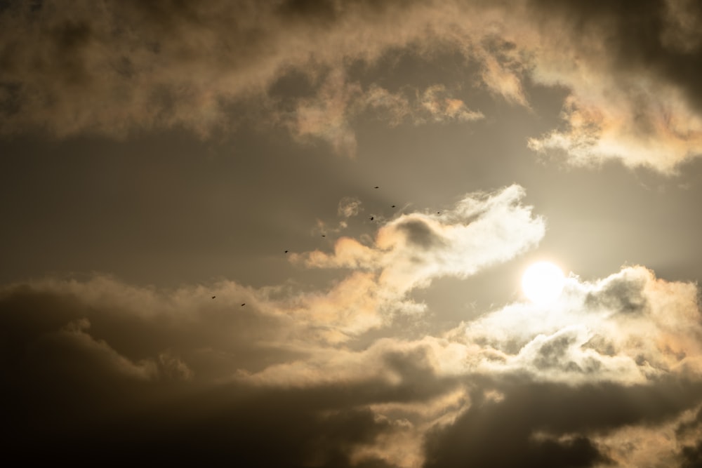 太陽が空の雲の間から輝いている