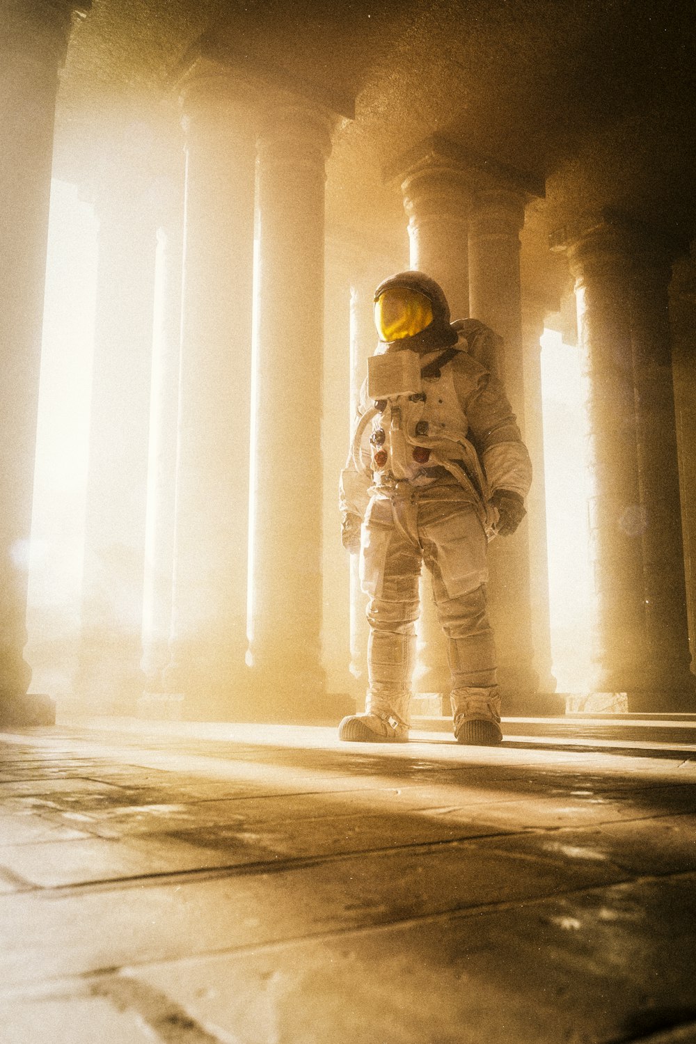 Un hombre con un traje espacial parado junto a columnas