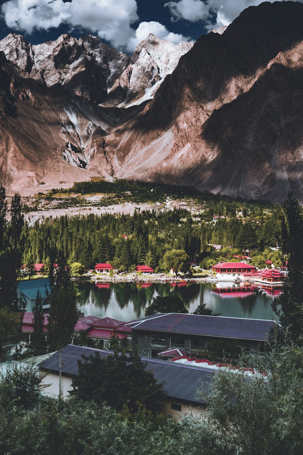 una vista panoramica di un lago circondato da montagne