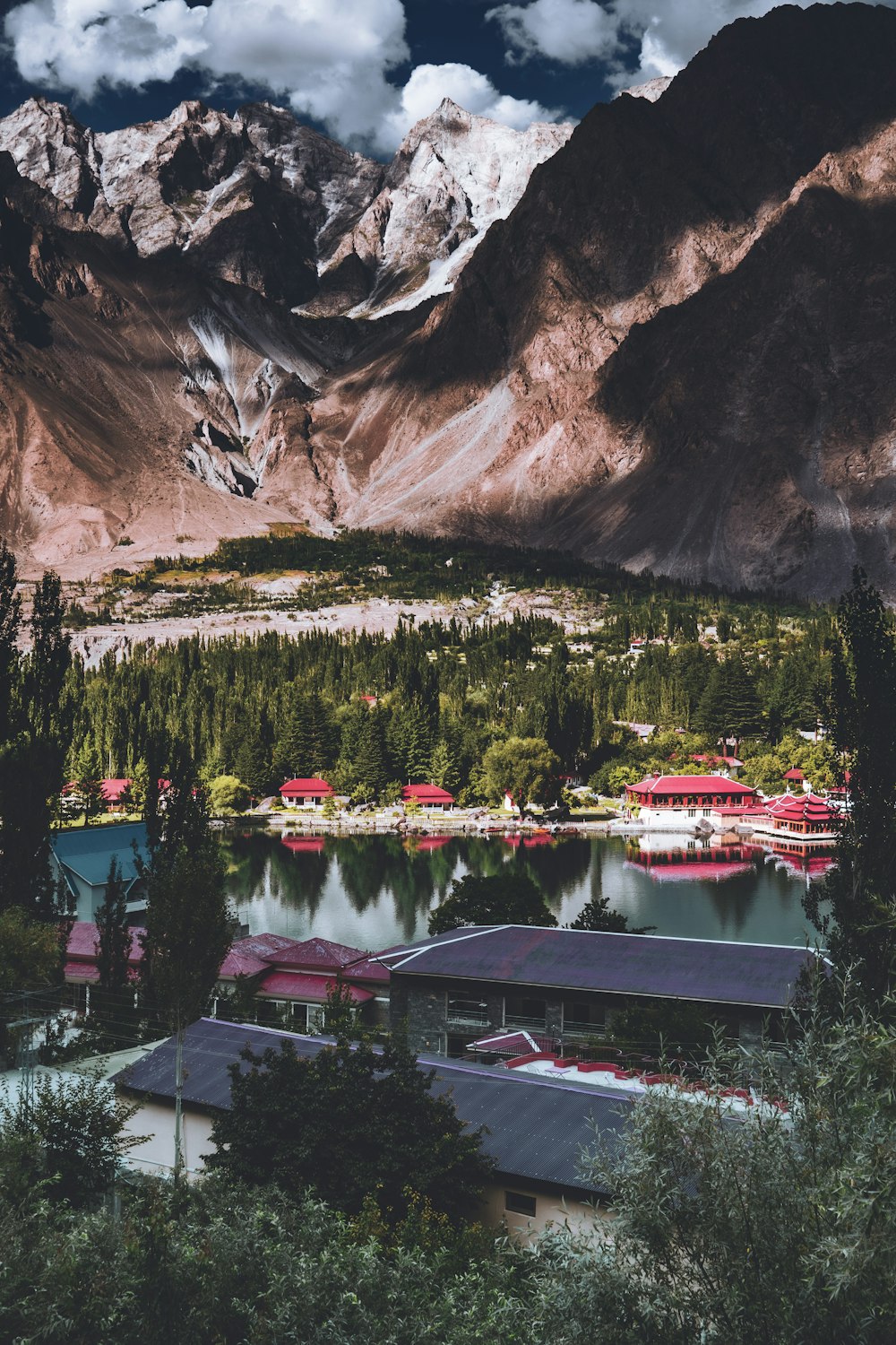 uma vista panorâmica de um lago cercado por montanhas