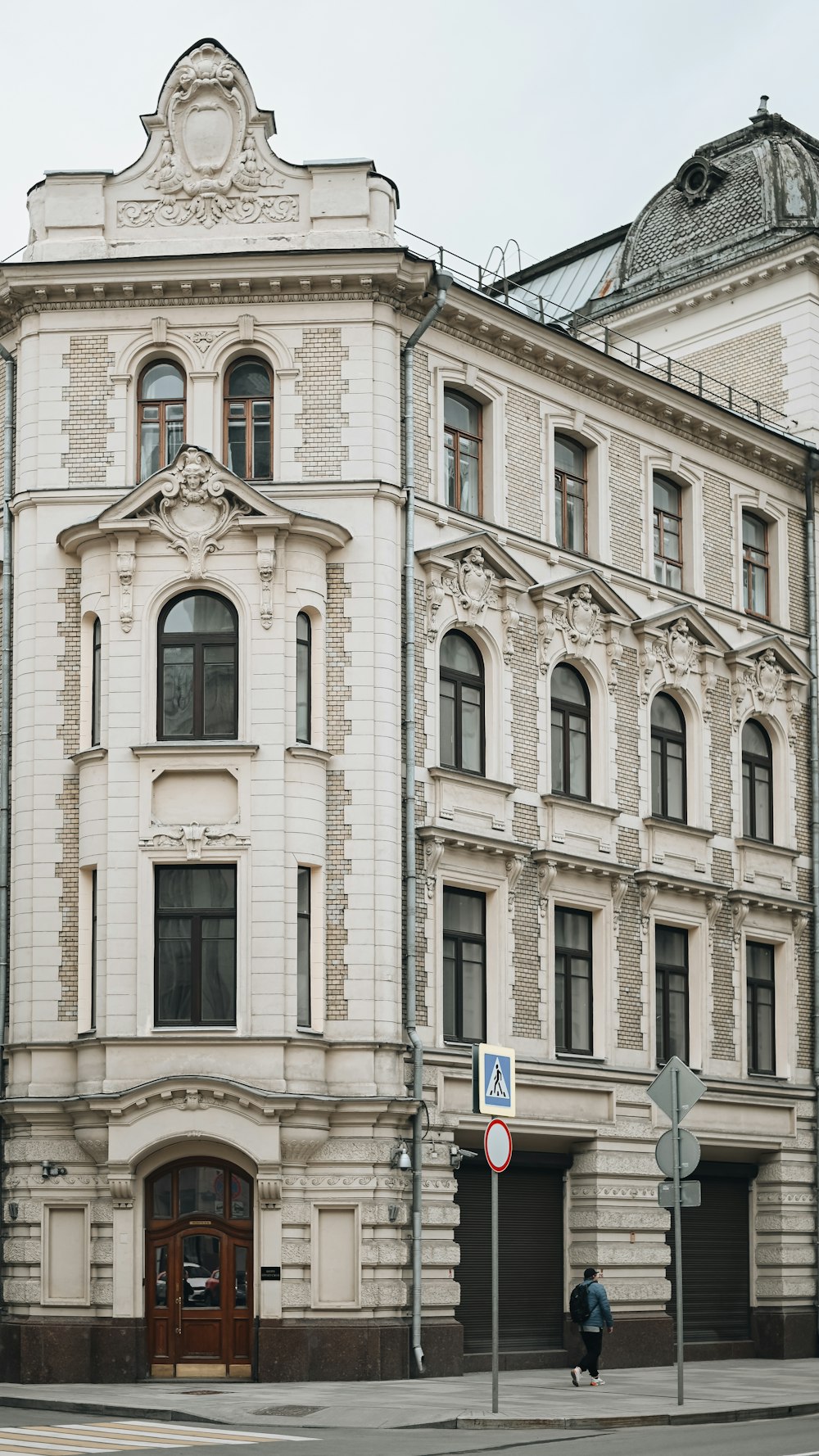 Ein großes weißes Gebäude an einer Straßenecke