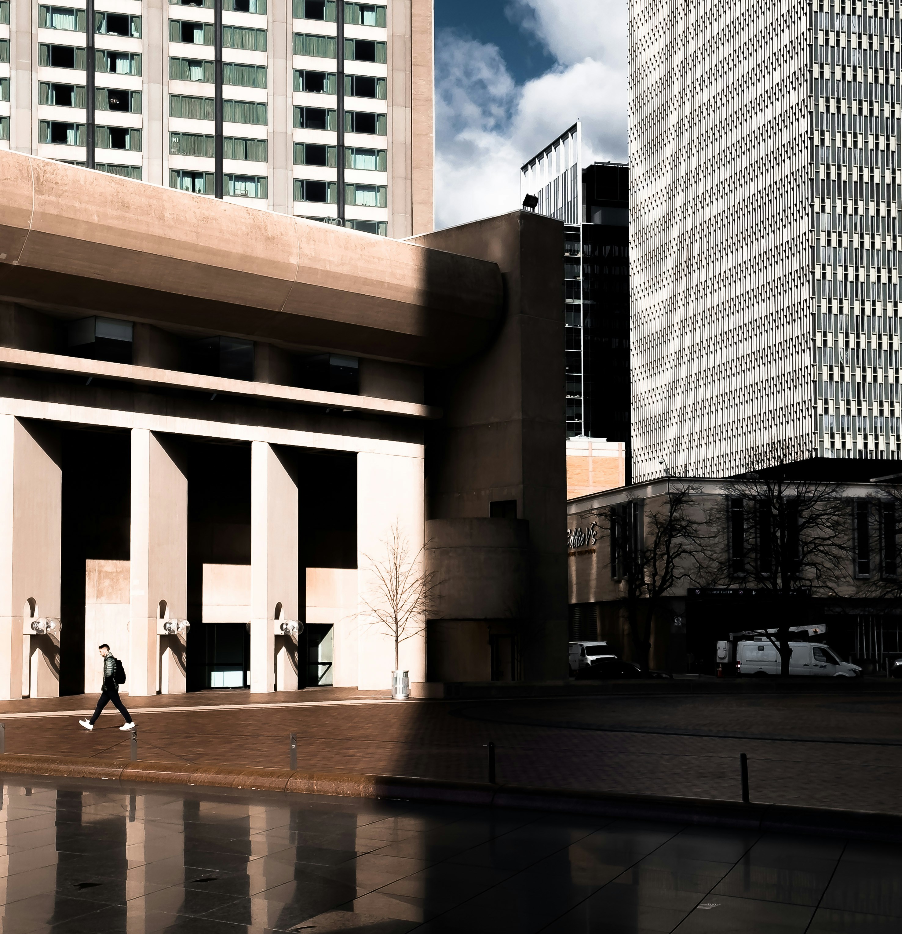 un paio di persone che si trovano di fronte a un edificio