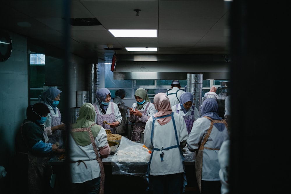 Un grupo de personas en una cocina preparando comida