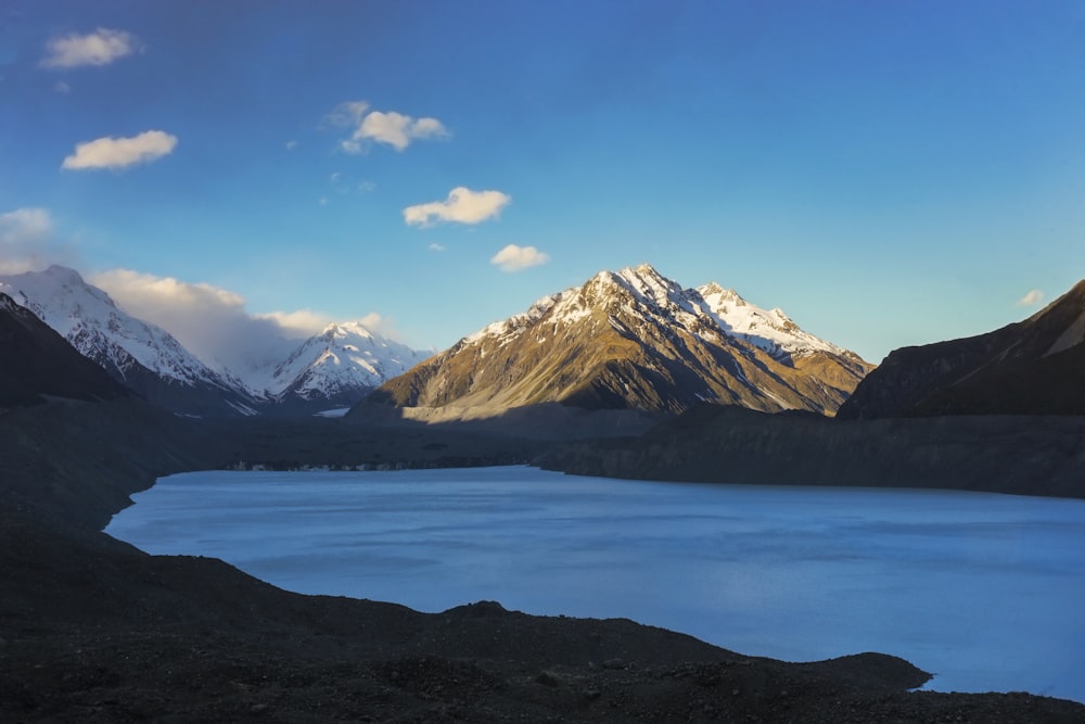 un grand plan d’eau entouré de montagnes