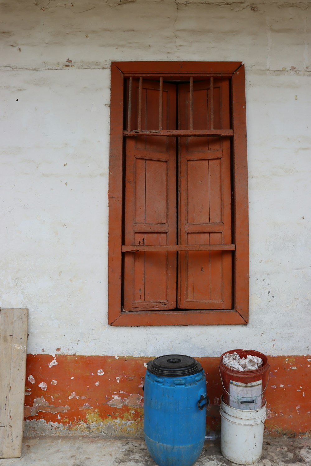 a blue barrel sitting next to a blue barrel