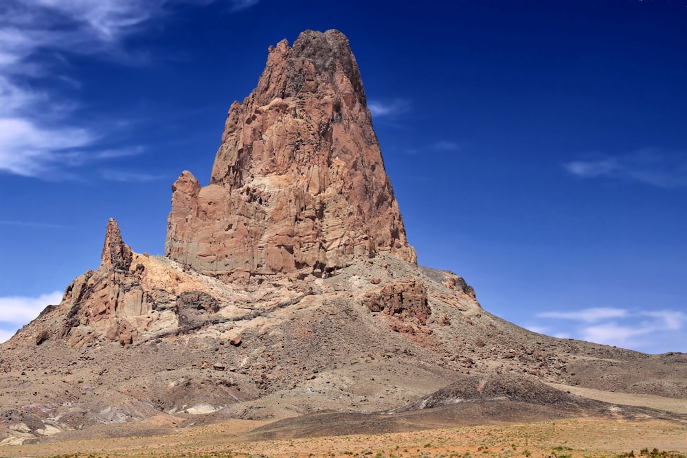 Una formazione rocciosa molto alta nel mezzo di un deserto