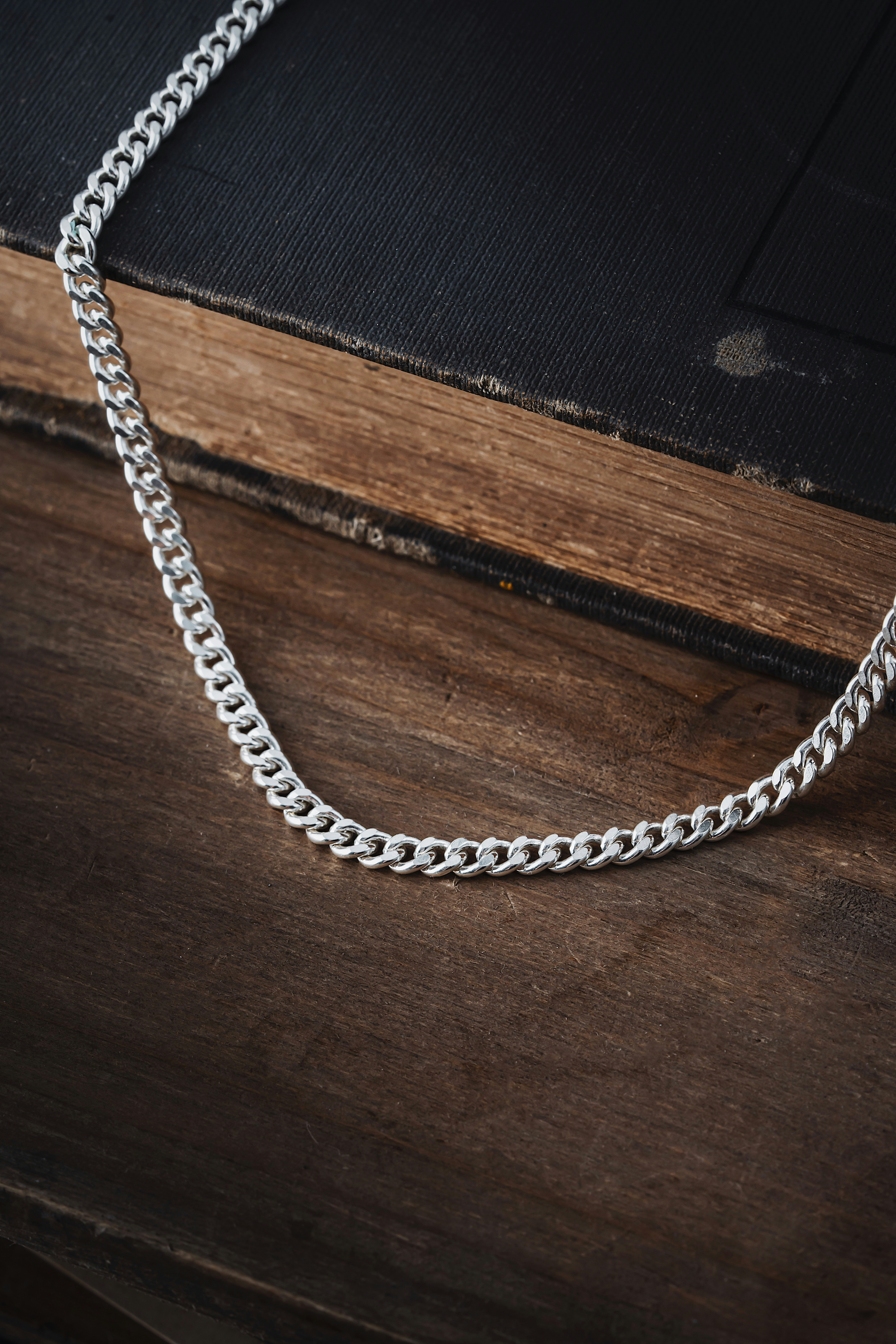 photo-1679973298076-07d422275c7a?ixid=M3wxMjA3fDB8MXxzZWFyY2h8MTR8fHR1bmdzdGVuJTIwY2FyYmlkZSUyMGNyb3NzJTIwbmVja2xhY2V8ZW58MHx8fHwxNzY0MDU1NTY5fDA\u0026ixlib=rb-4.1.0