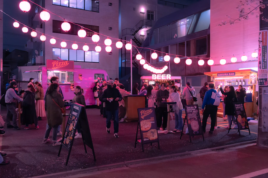 夜のイベント会場を歩く人々