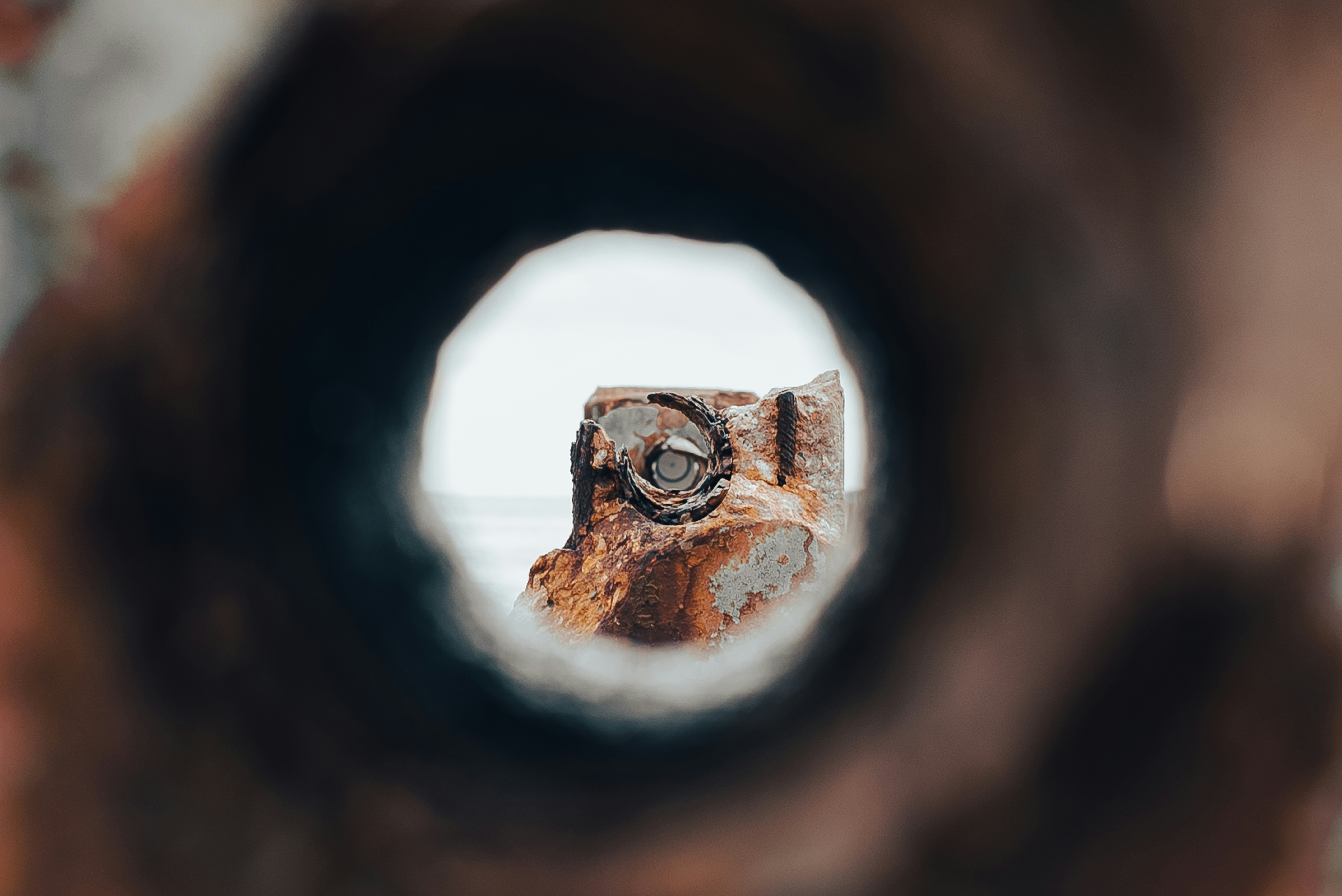 Close-up objek logam dengan latar belakang buram