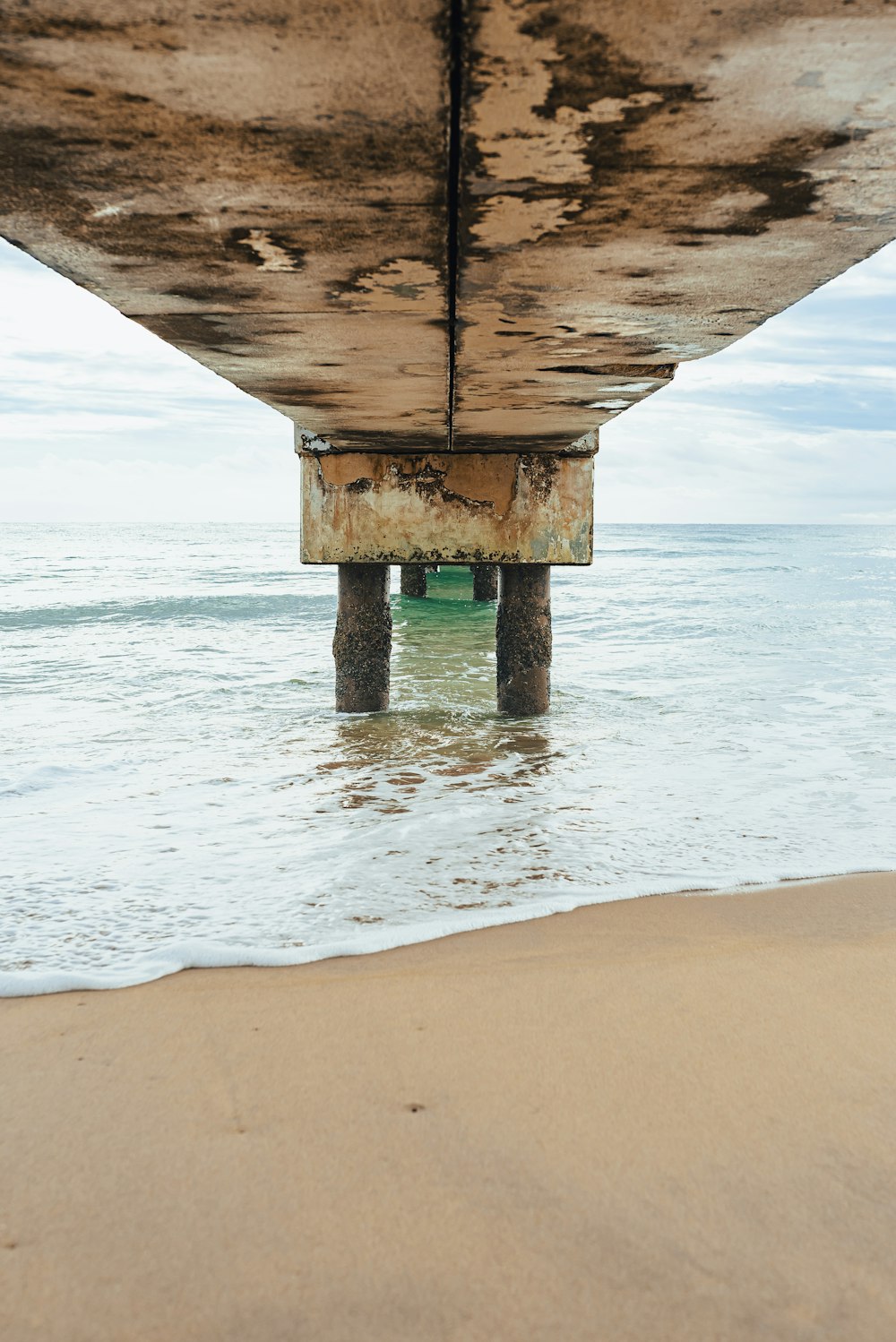 la parte inferiore di una struttura in legno sulla spiaggia