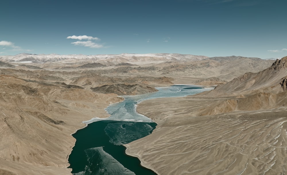 une vue aérienne d’une rivière et de montagnes