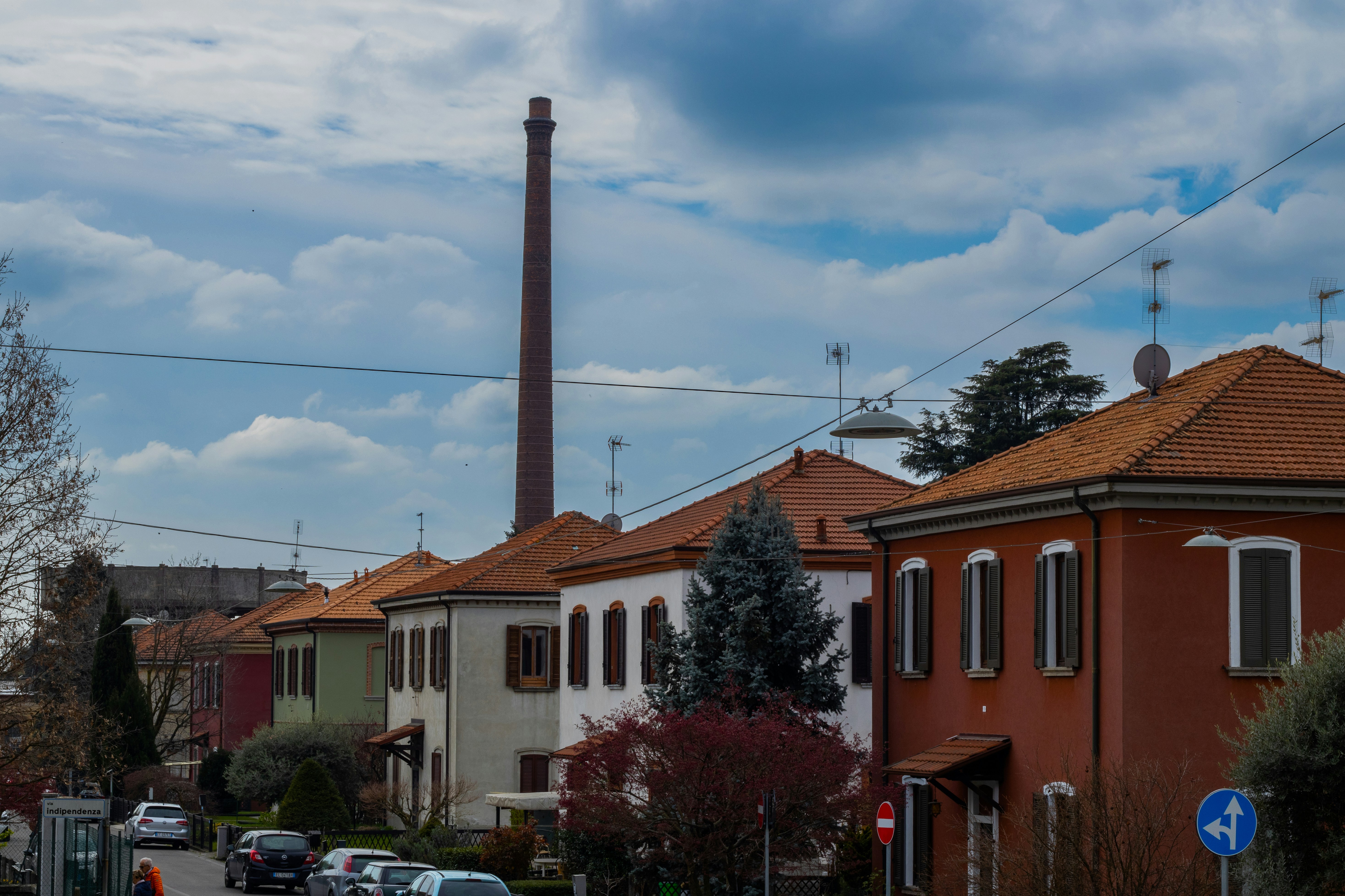 Une rangée de maisons dans une rue de la ville