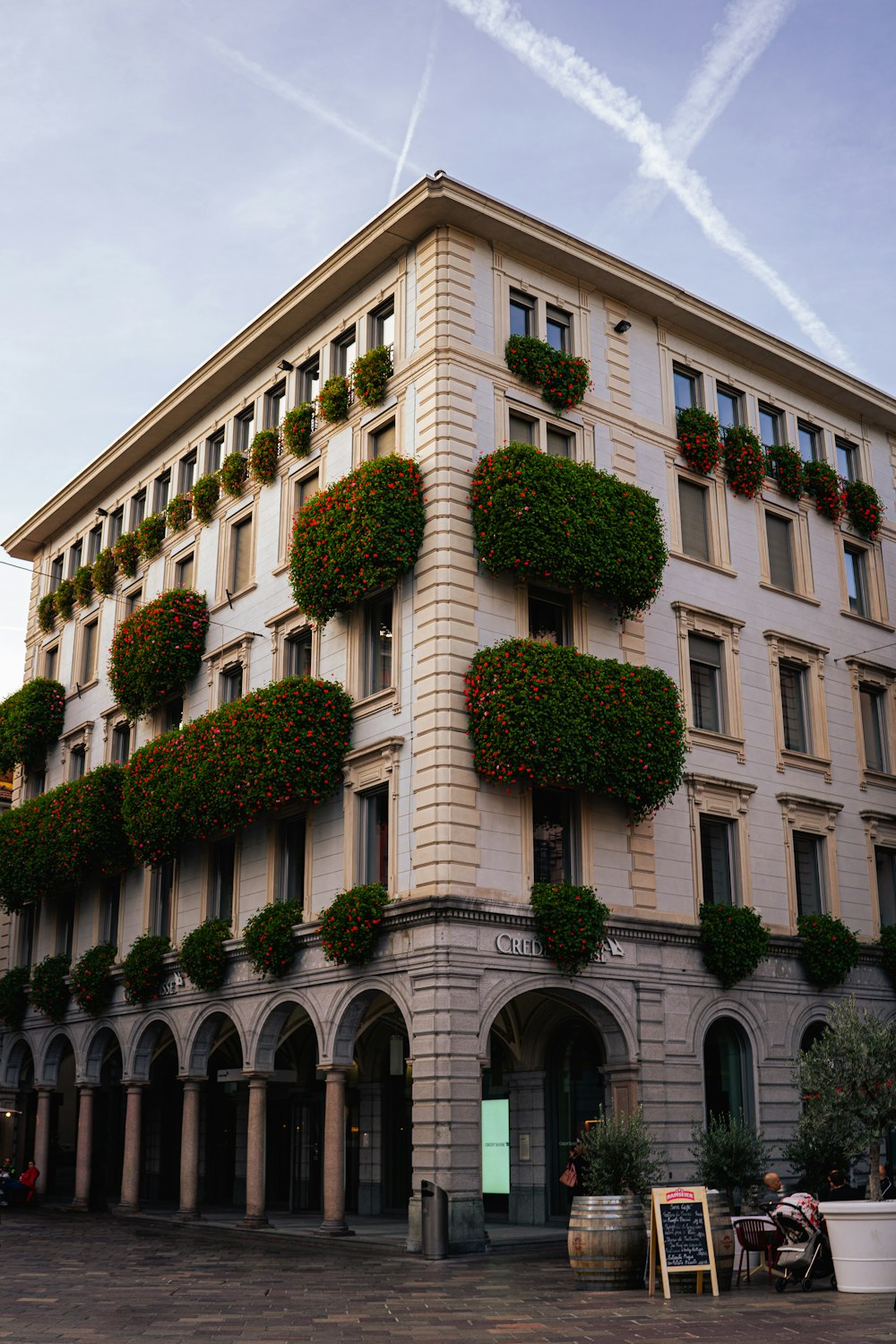 un grand bâtiment avec un tas de plantes sur le côté