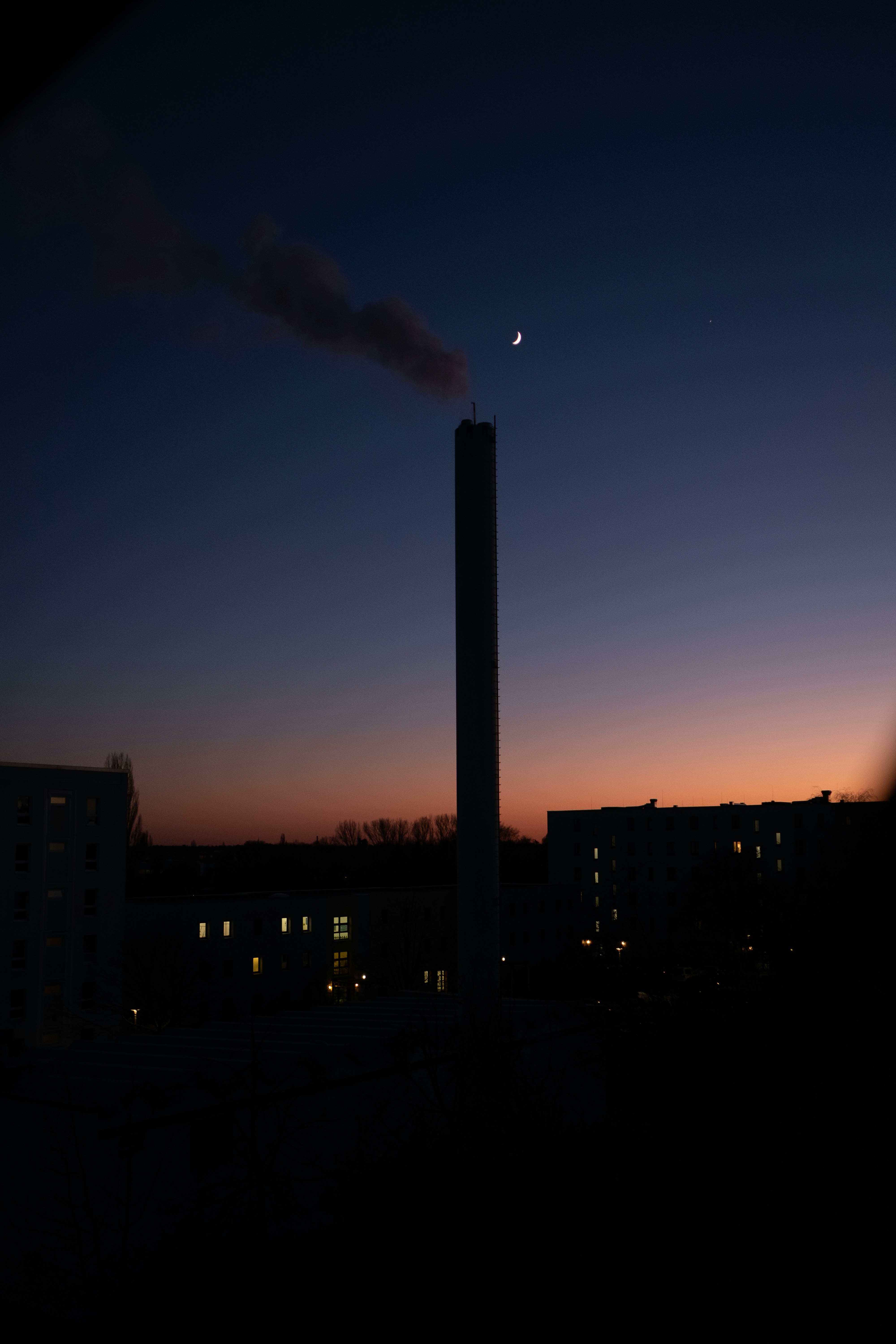 夜に建物から煙突が出る