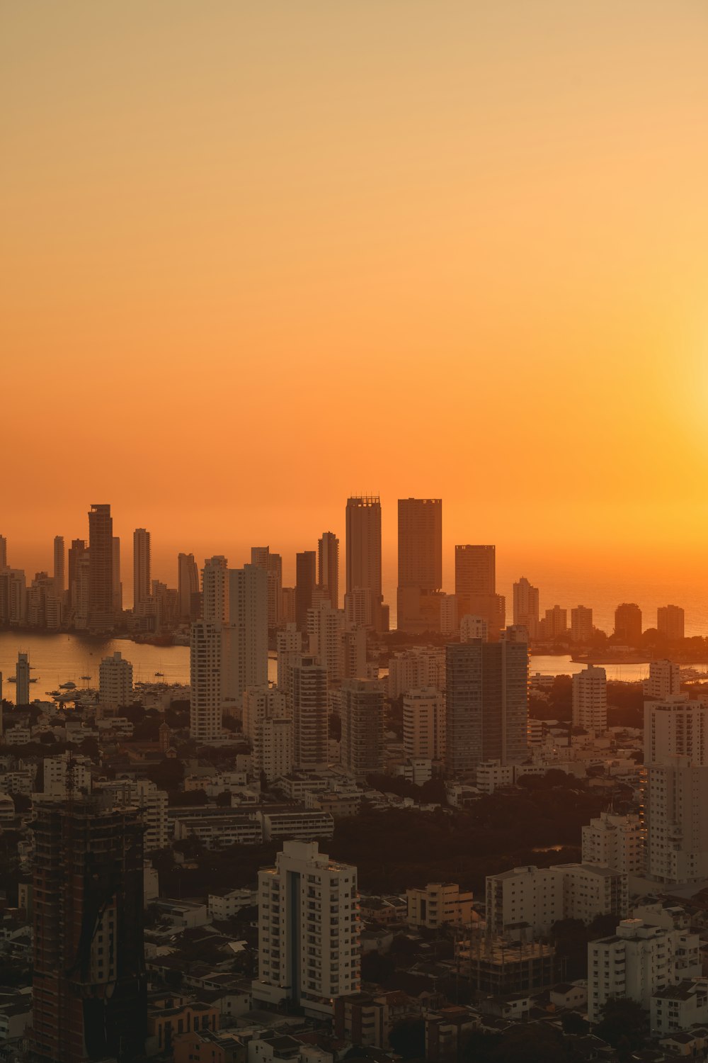 El sol se está poniendo sobre una gran ciudad