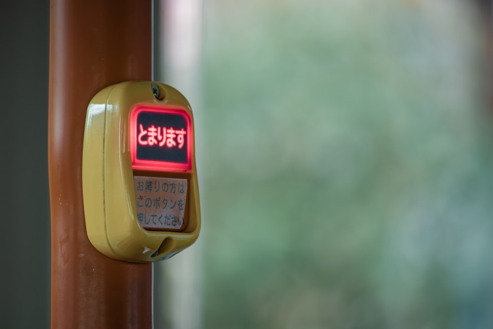 Una luz roja está encendida en un dispositivo amarillo