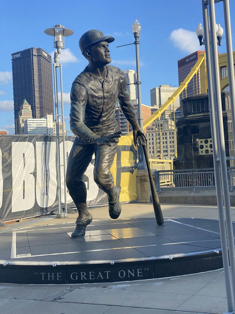 une statue d’un joueur de baseball tenant une batte