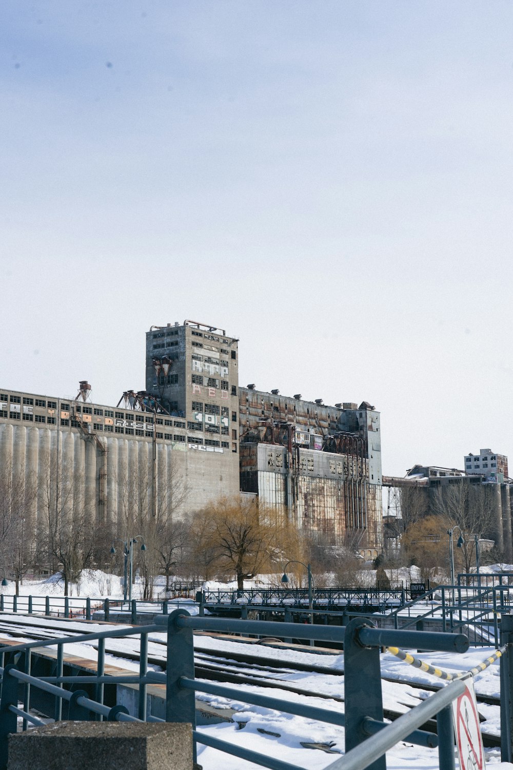 a large building with a lot of windows in it