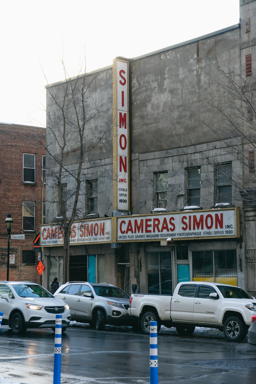 a movie theater with cars parked in front of it