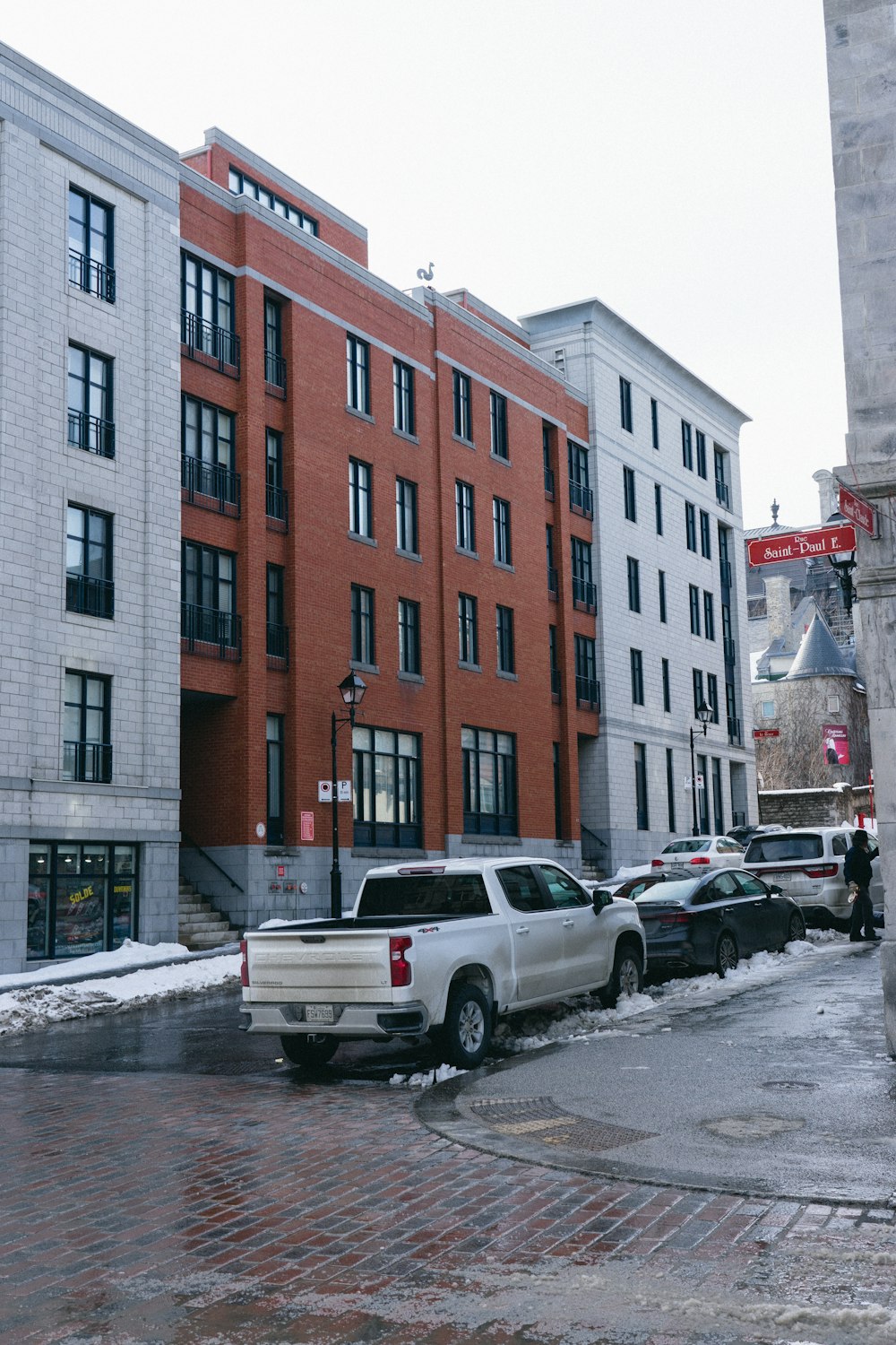 a group of cars parked in front of a building