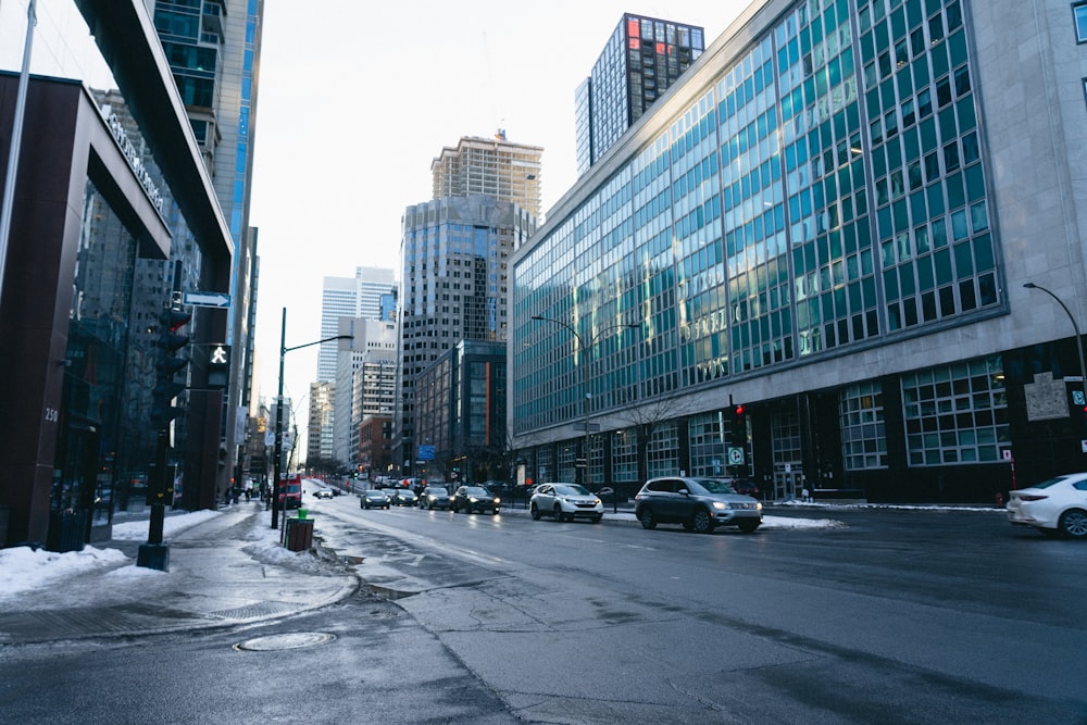 Une rue de la ville remplie de beaucoup de circulation à côté de grands immeubles