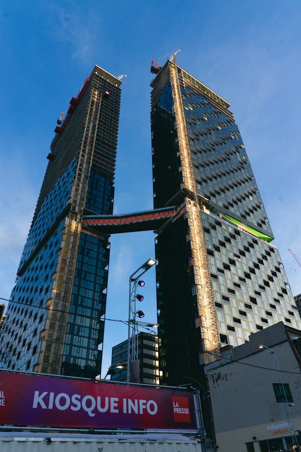 Un par de edificios altos sentados uno al lado del otro