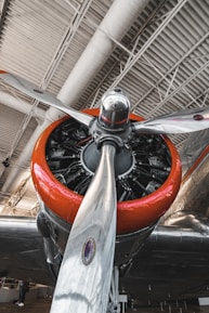 a close up of the propeller of an airplane