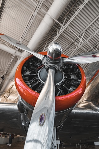 a close up of the propeller of an airplane