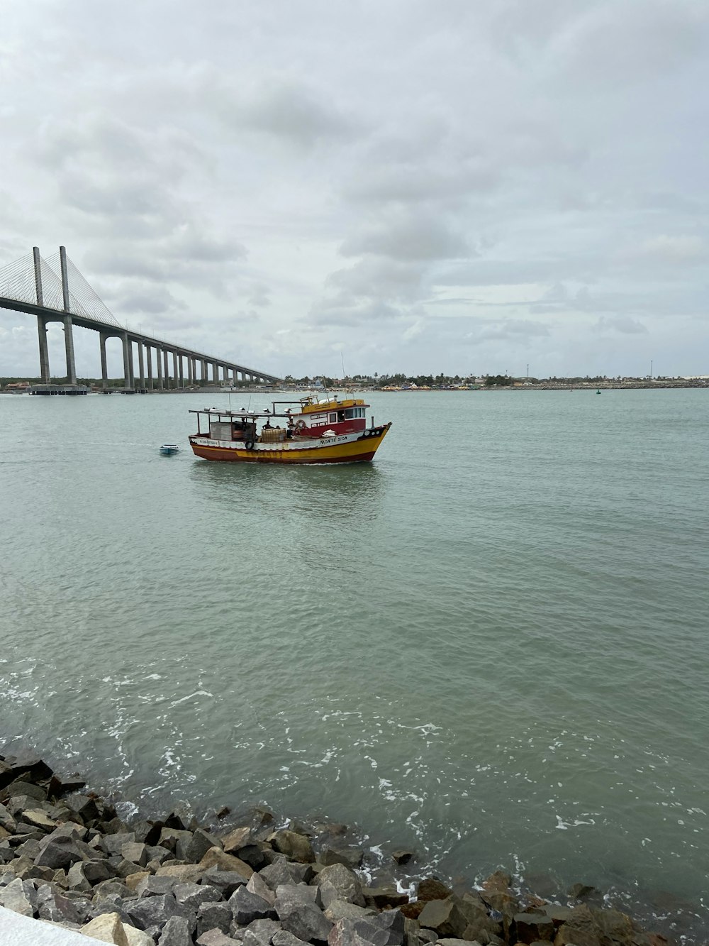 un barco flotando sobre una gran masa de agua