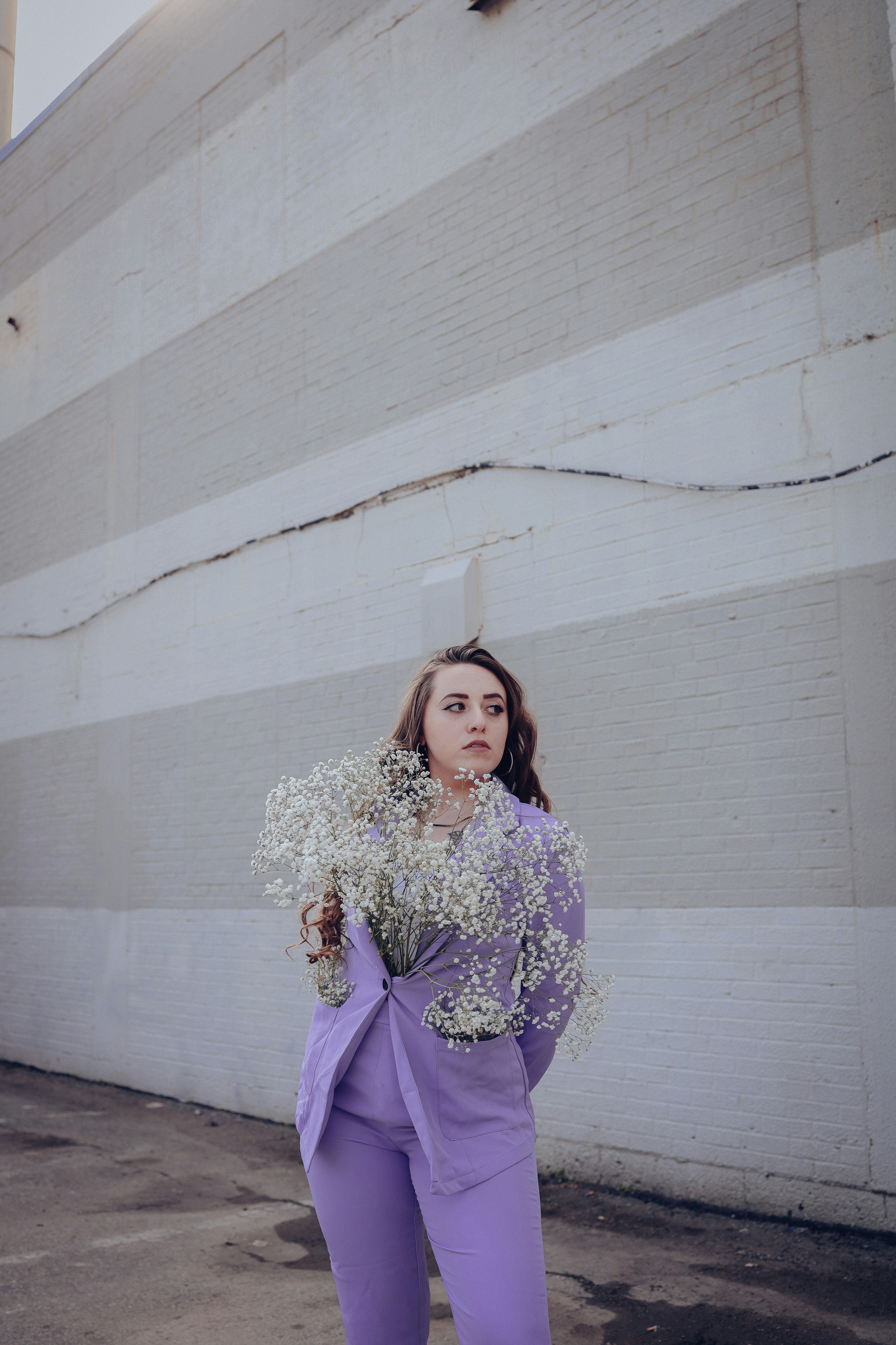 建物の前で花束を持つ女性