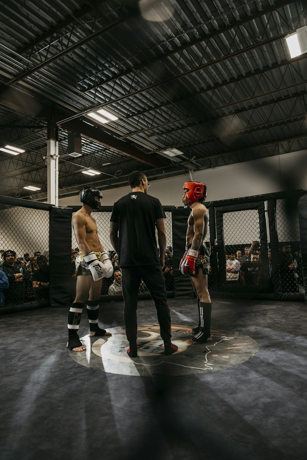 um par de pessoas em pé em um ringue de boxe