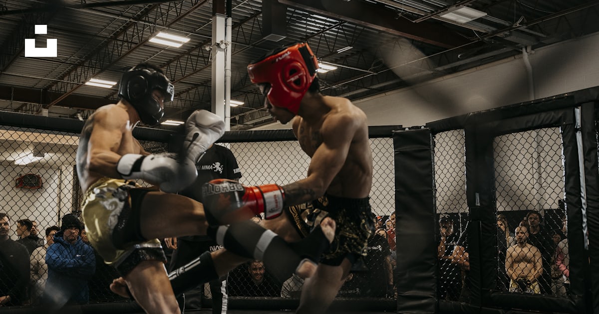 Foto zum Thema Ein paar Männer, die auf einem Wrestling-Ring stehen ...