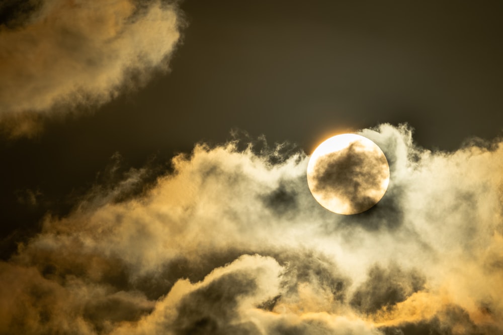 太陽が空の雲の間から輝いている