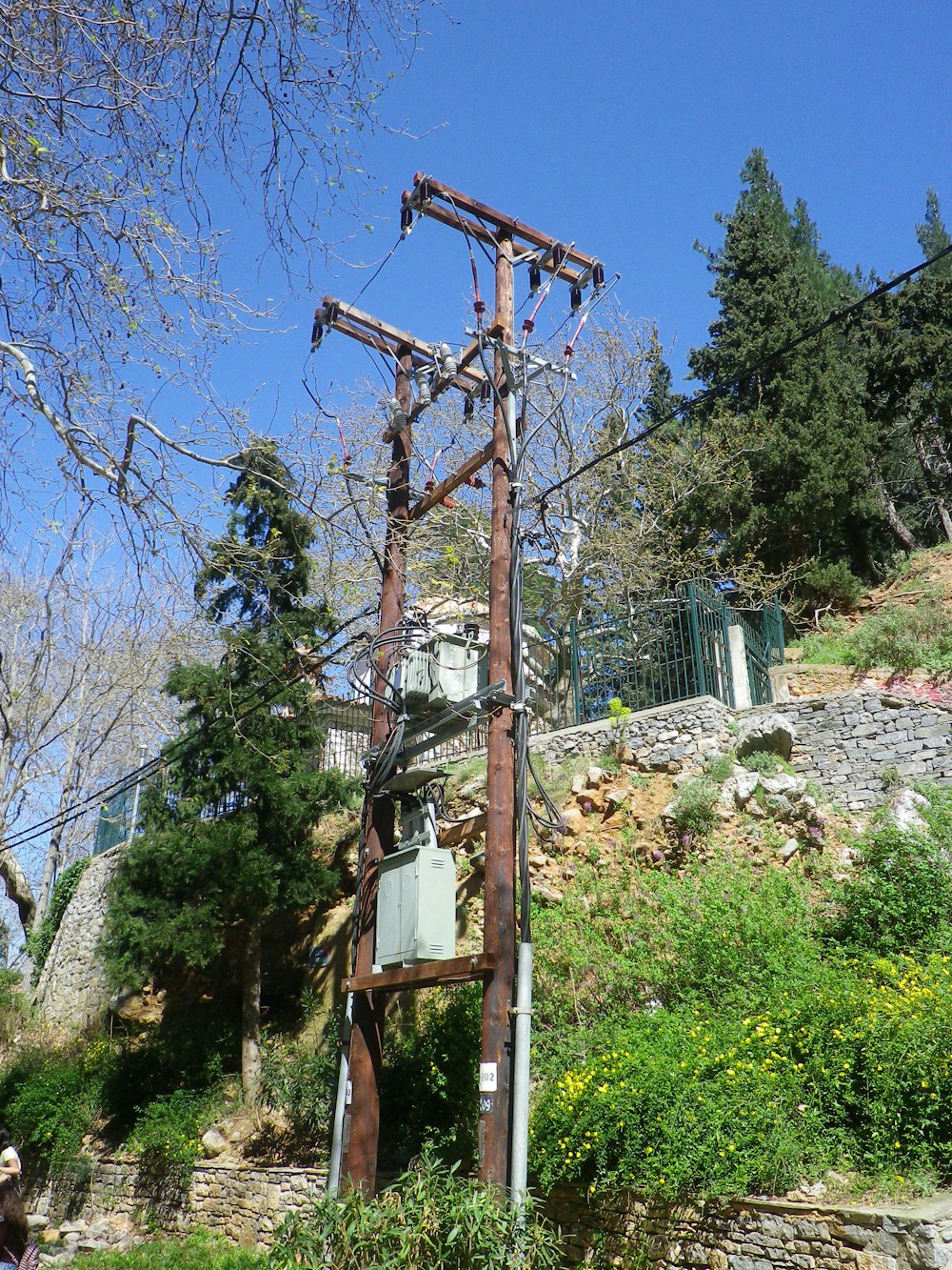 einen Telefonmast mit einem Bündel Drähte