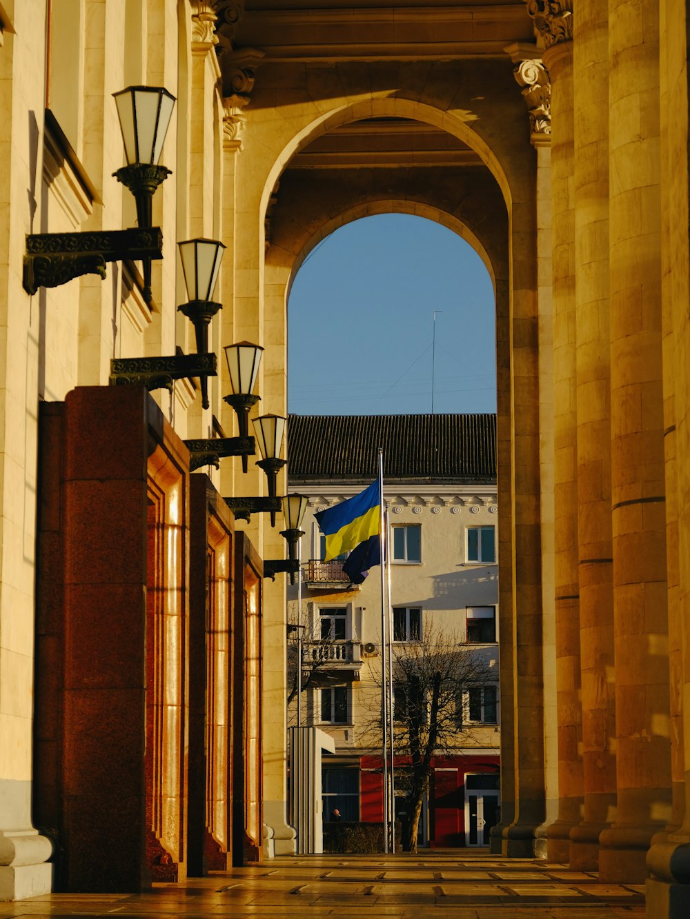 un edificio con una bandera en el exterior