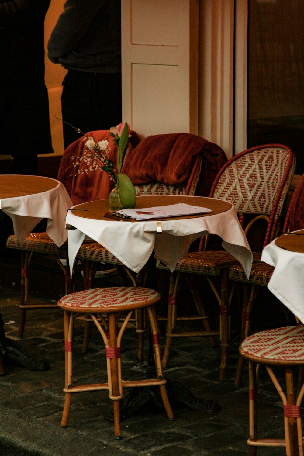 a bunch of chairs that are sitting around a table