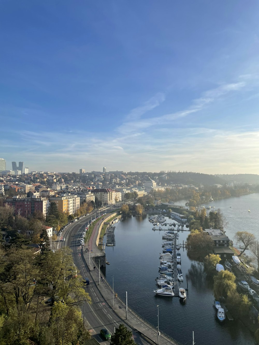 Blick auf einen Fluss mit Booten darin