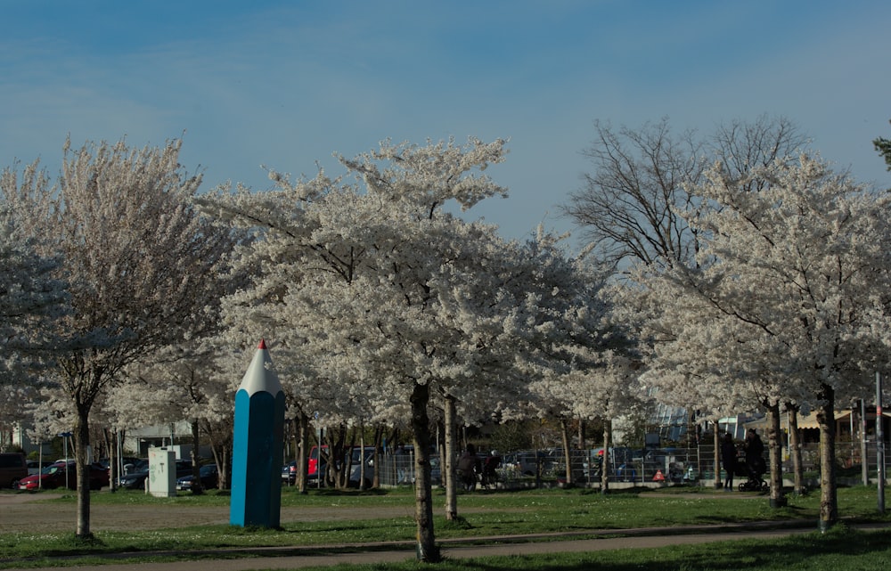 Un marcador azul en medio de un parque