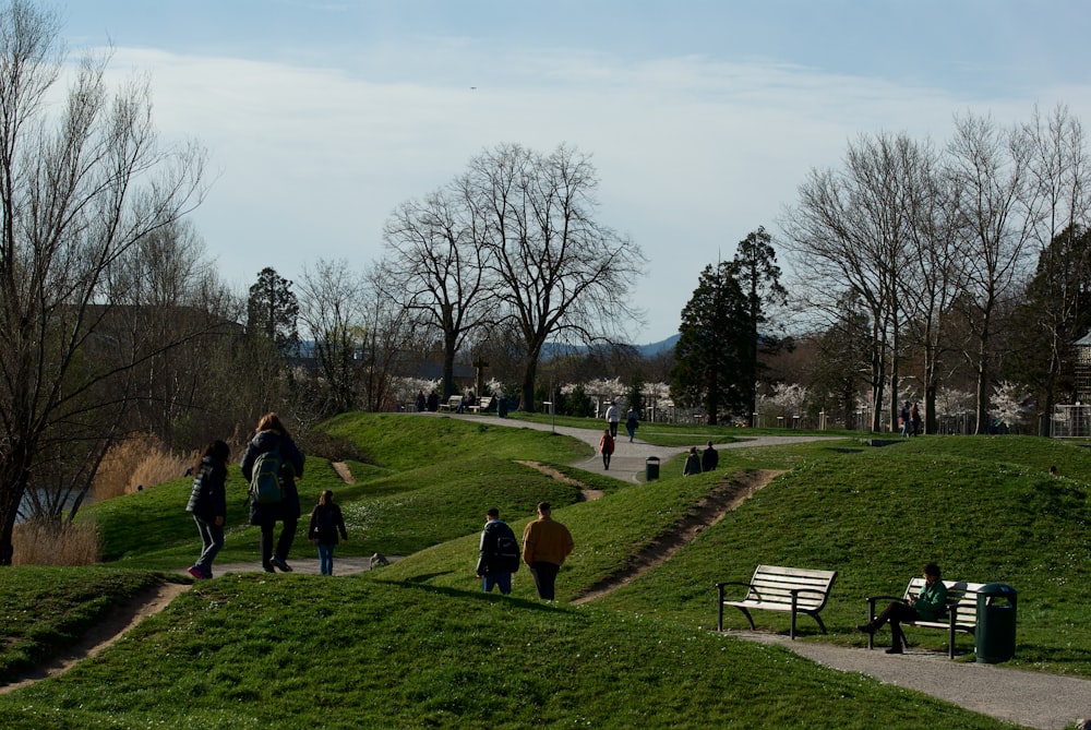 Un grupo de personas subiendo una colina junto a un parque