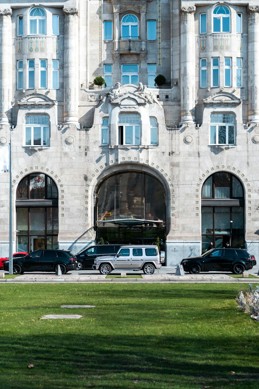 a large building with cars parked in front of it