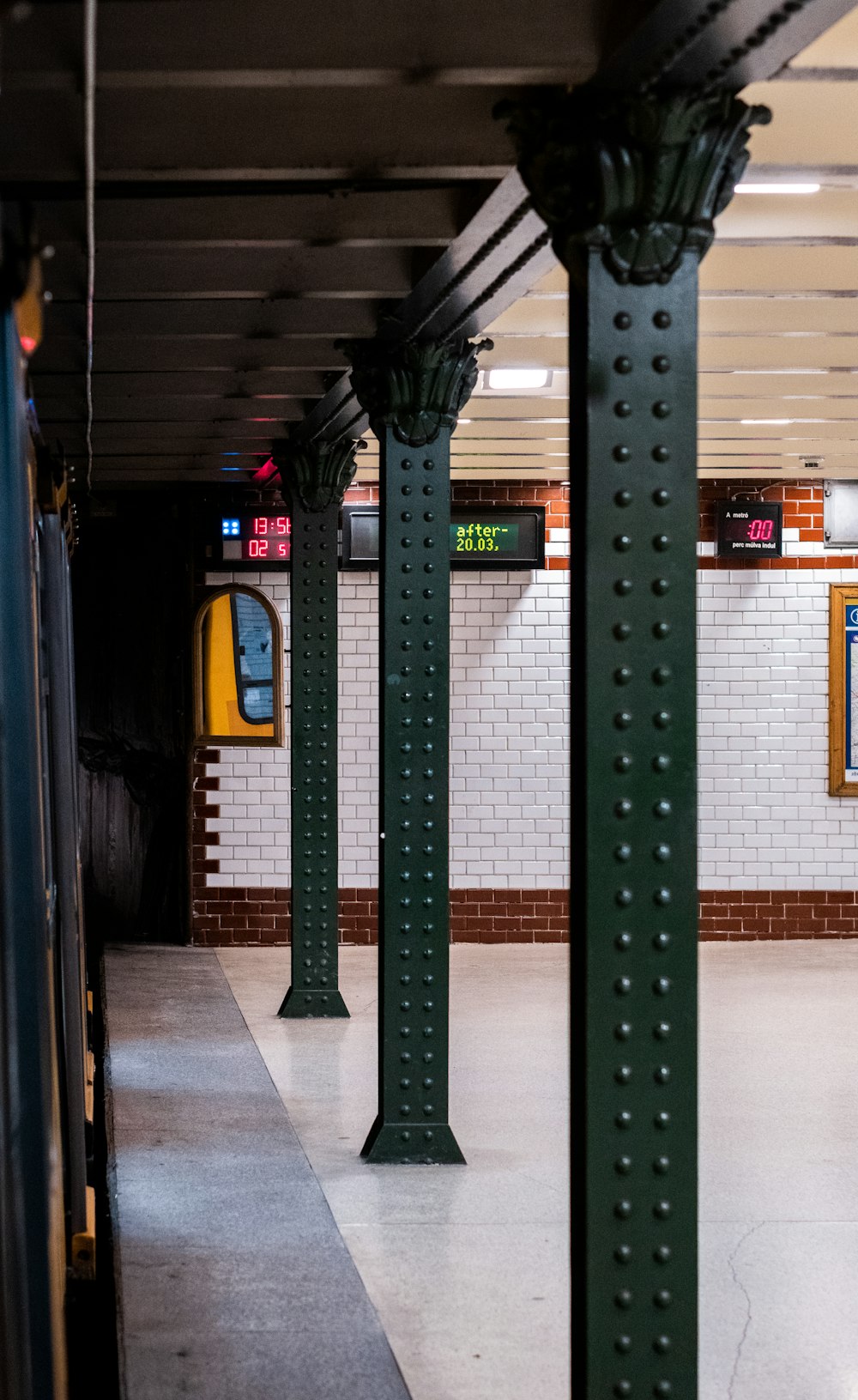 una estación de metro con un tren aparcado al lado