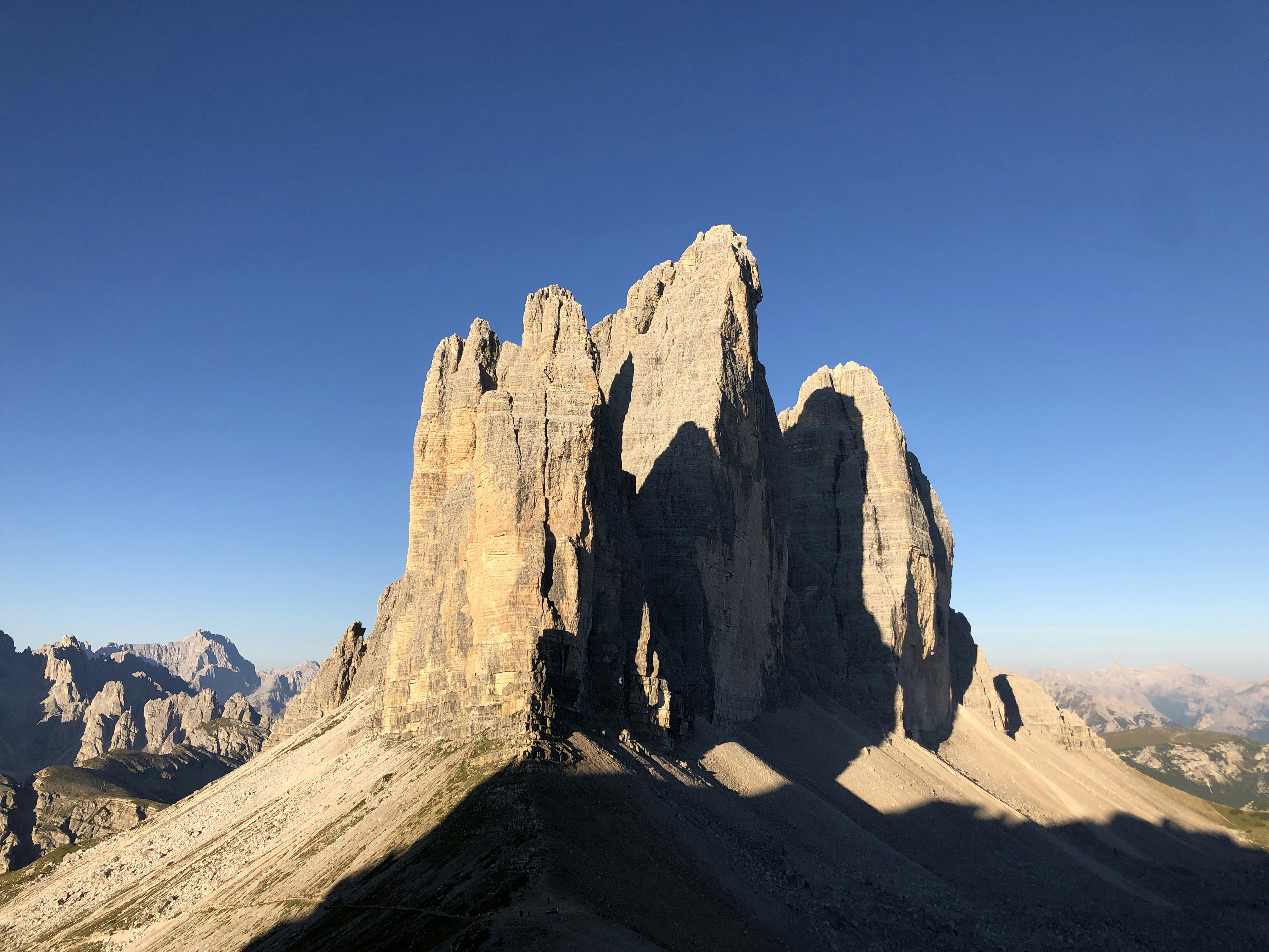 una grande montagna con una formazione rocciosa molto alta