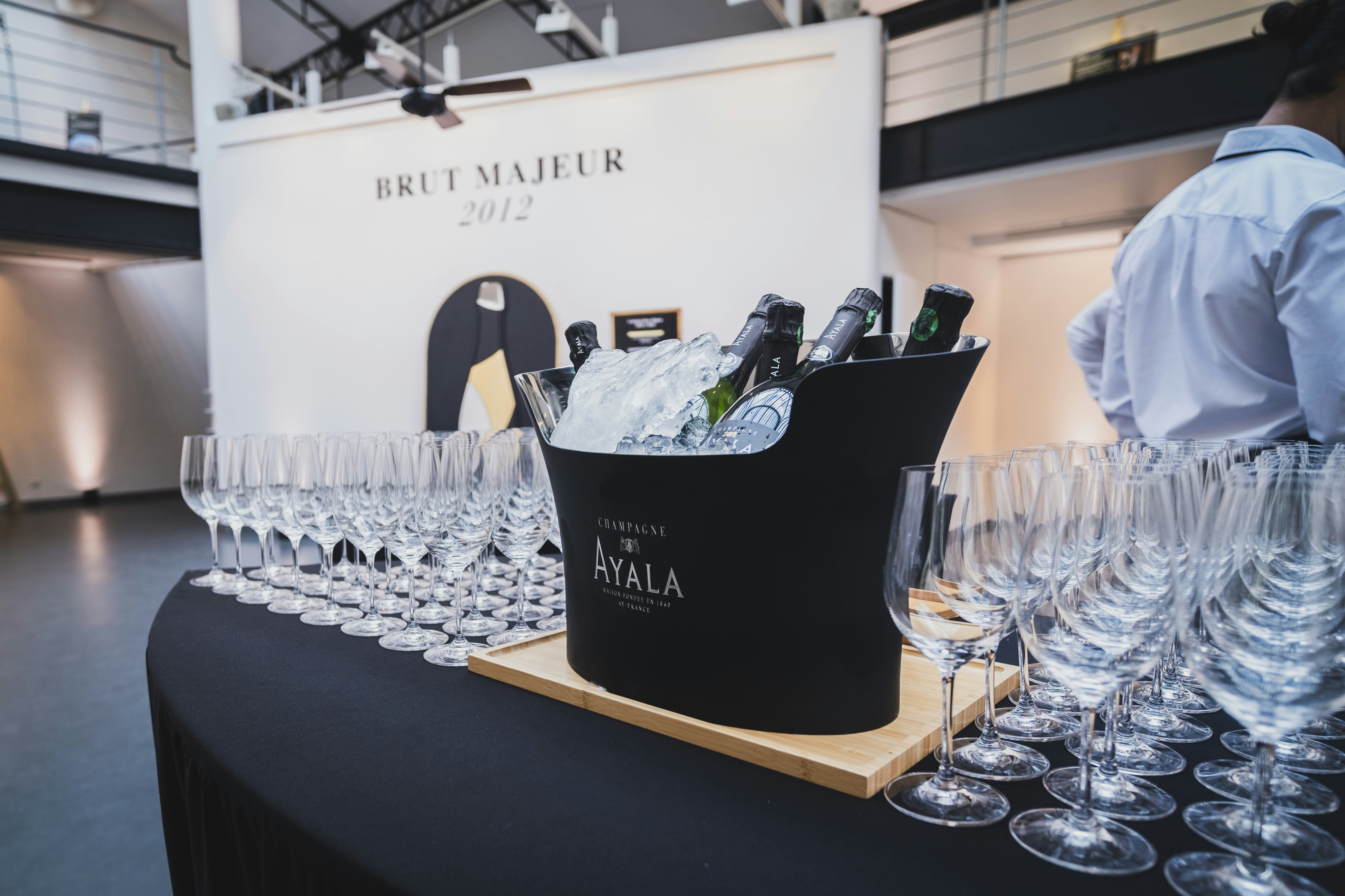 Un tas de verres à vin sont sur une table