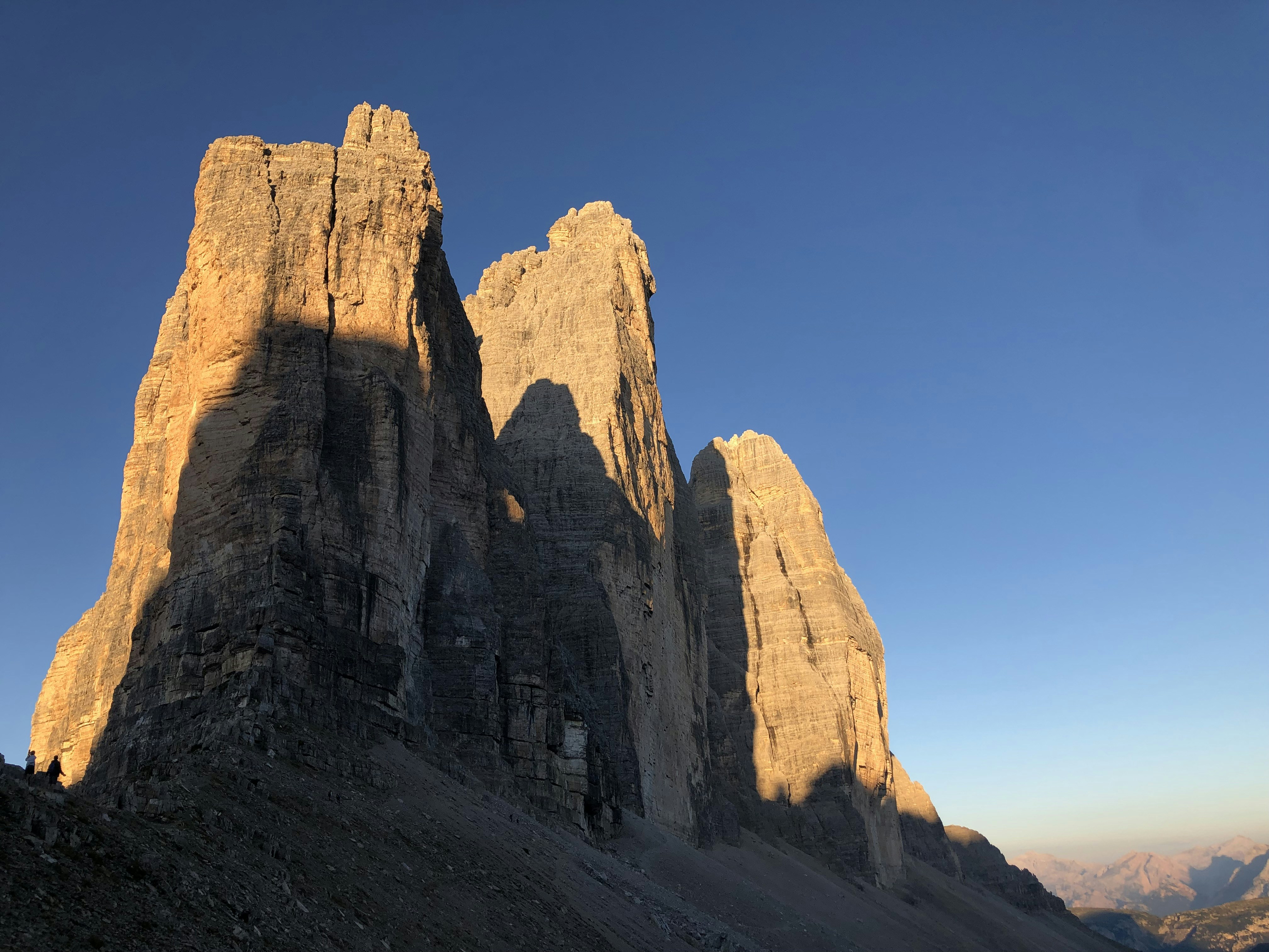 Un gruppo di grandi rocce sedute sulla cima di una montagna