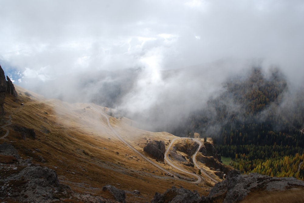 une vue panoramique d’une montagne avec une route sinueuse au premier plan