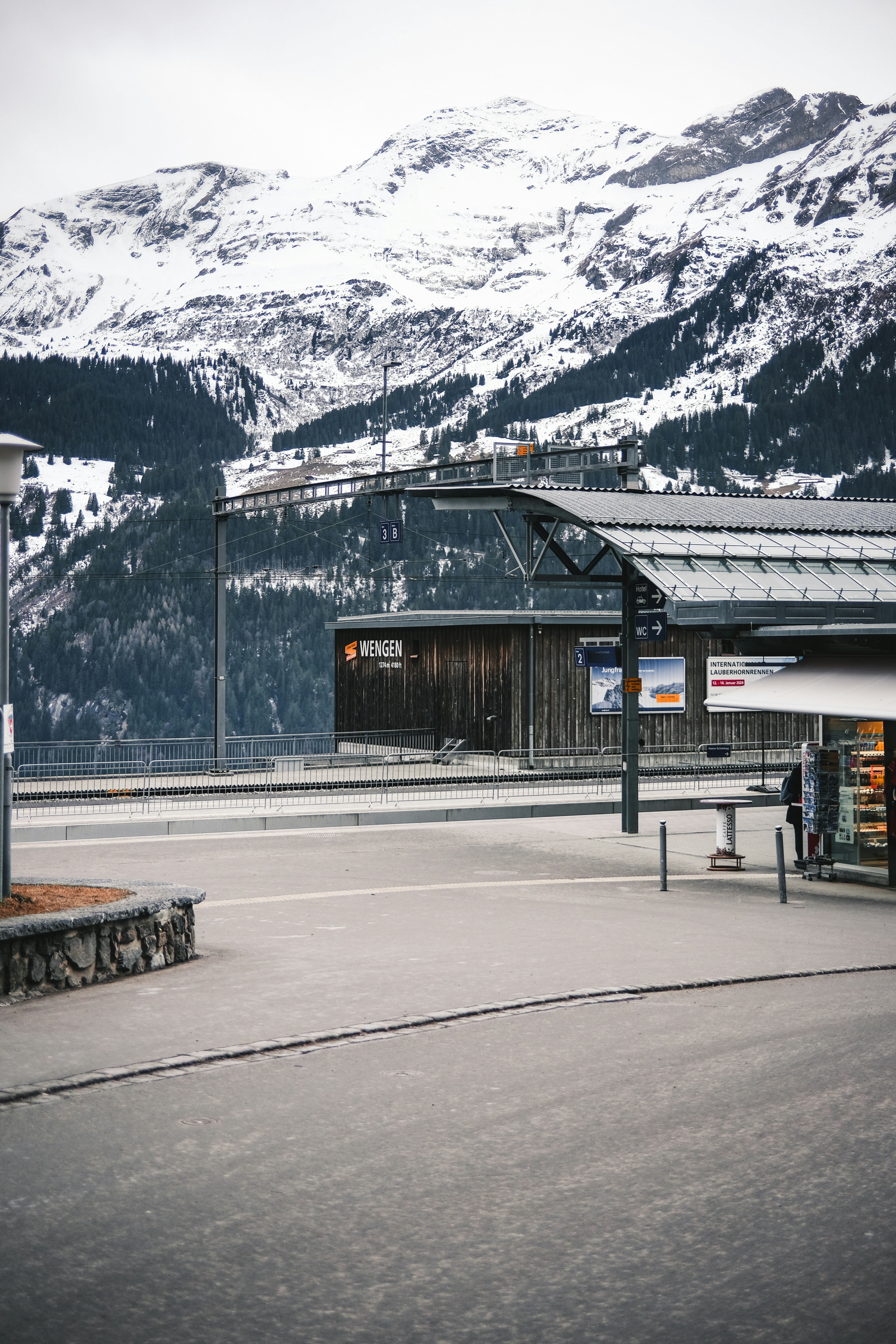 Ein Bahnhof mit Bergen im Hintergrund